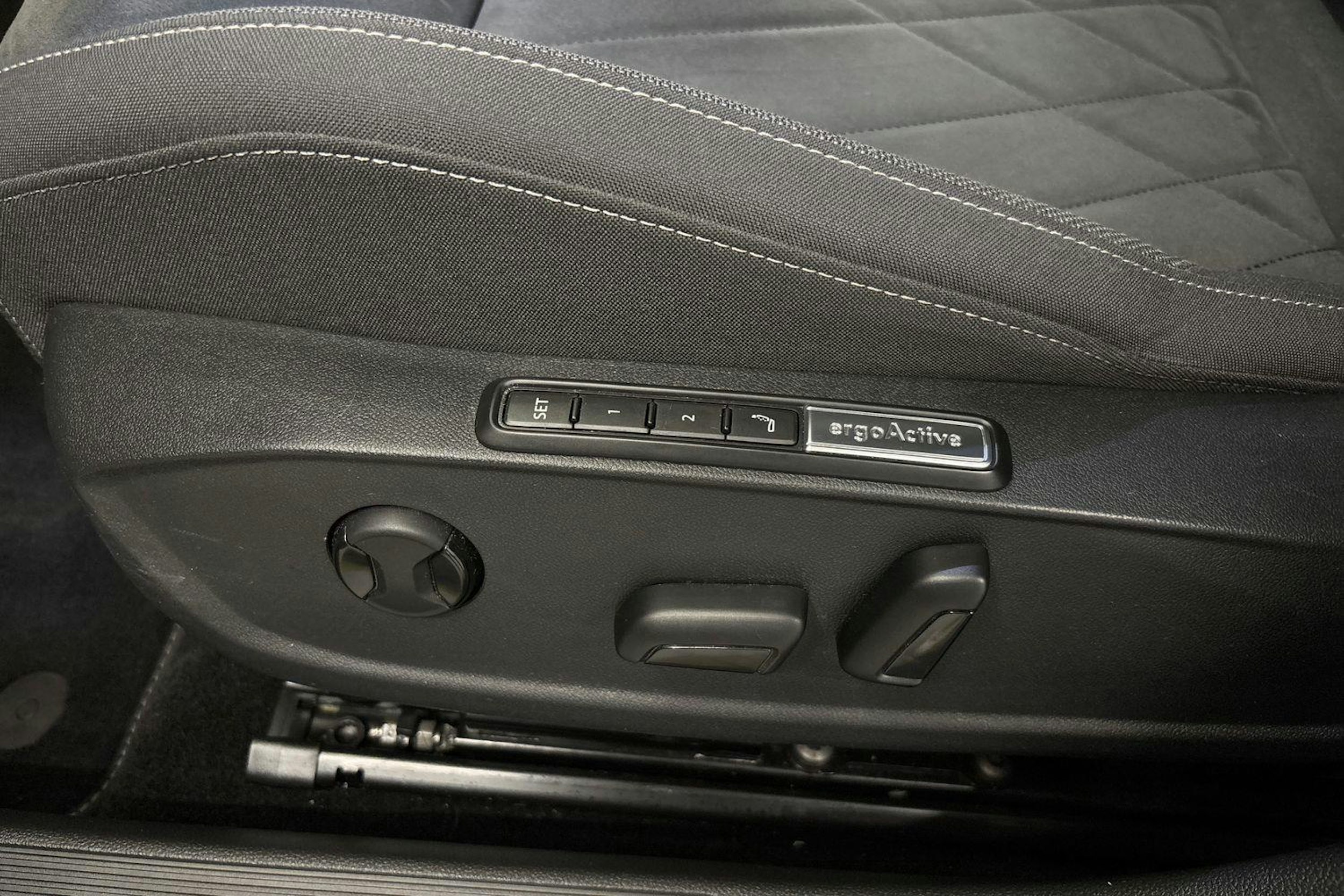 keltainen Volkswagen Golf 2022 kuva 29.