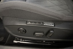 keltainen Volkswagen Golf 2022 kuva 29.