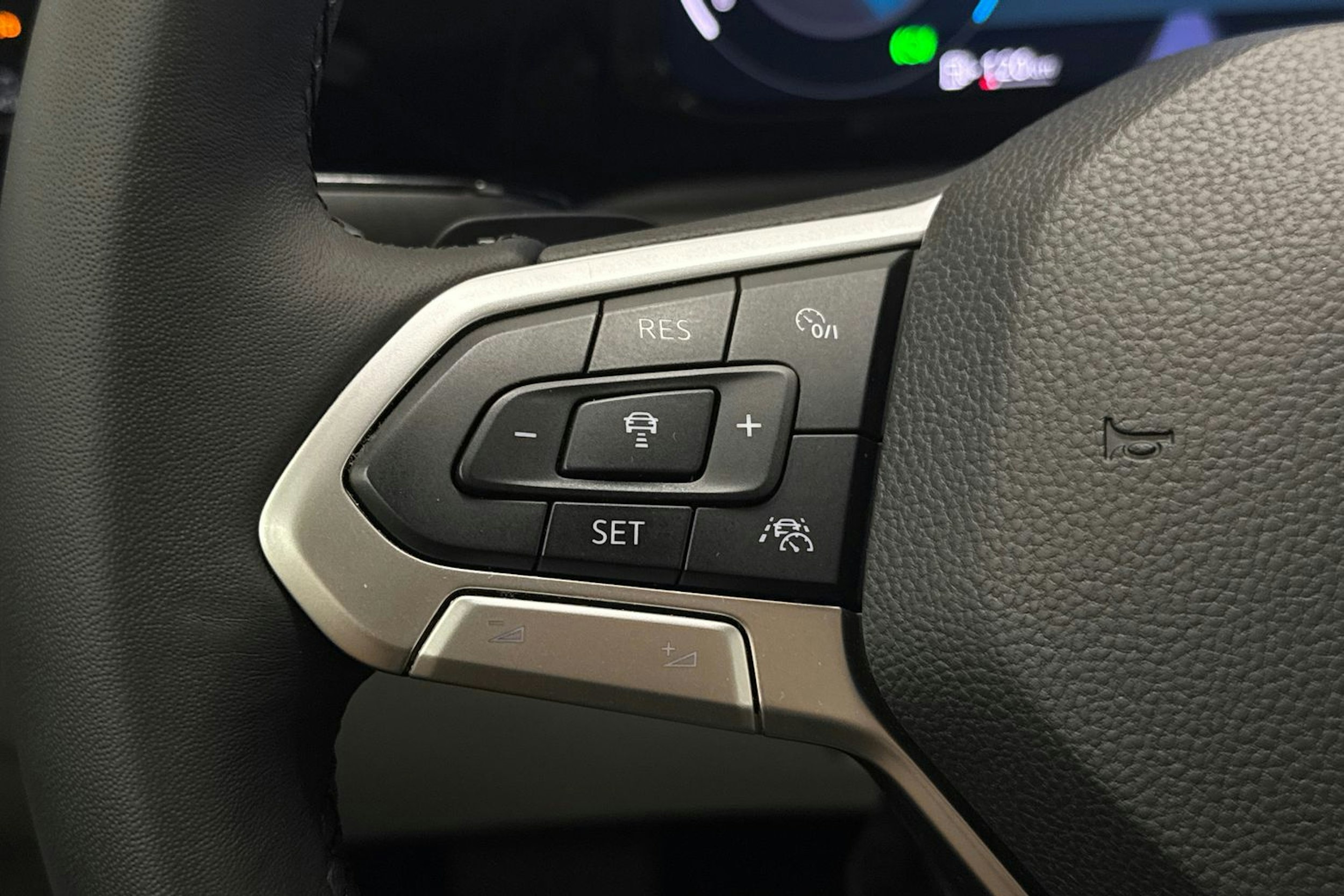 harmaa Volkswagen Golf 2022 kuva 16.