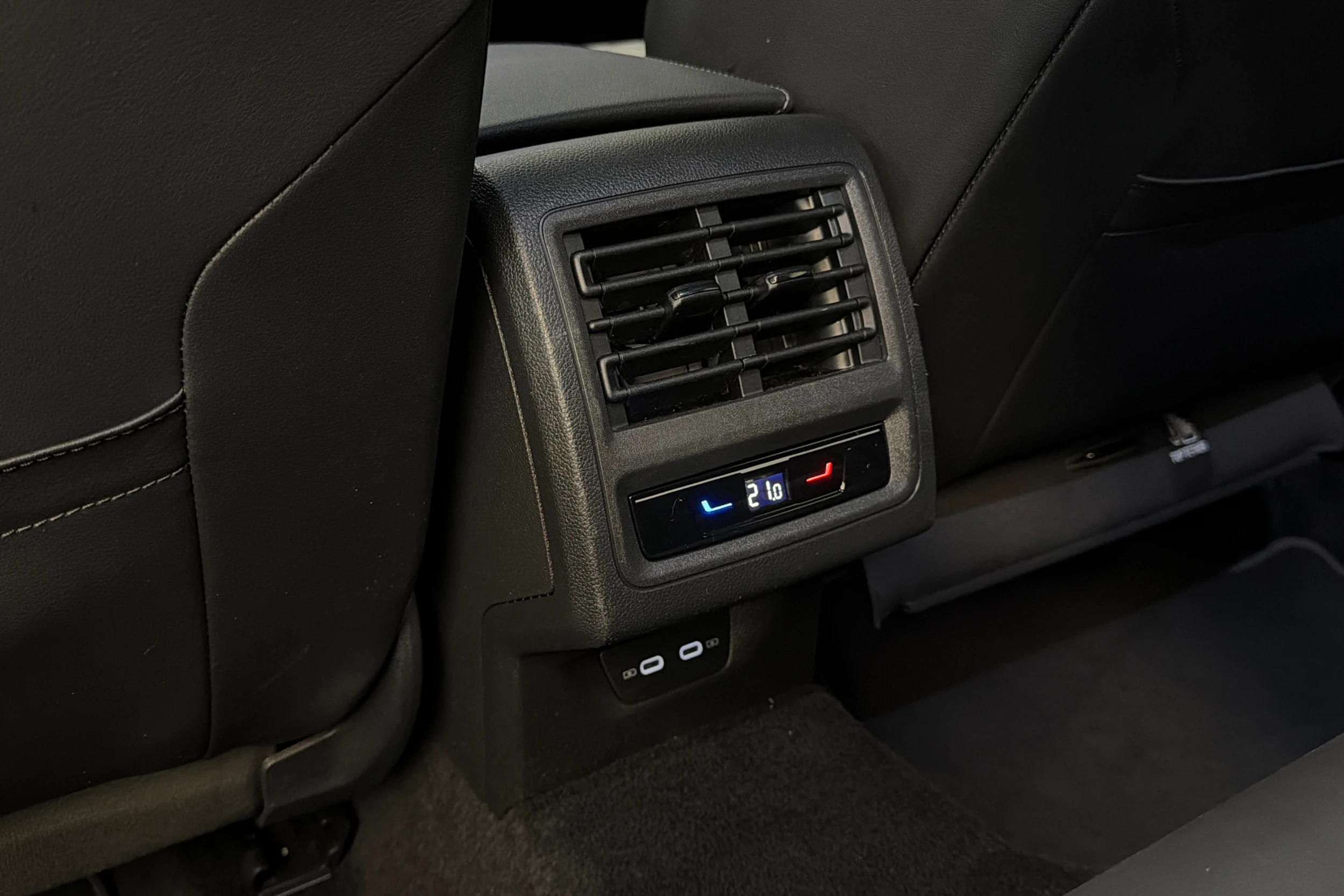 harmaa Volkswagen Golf 2022 kuva 18.