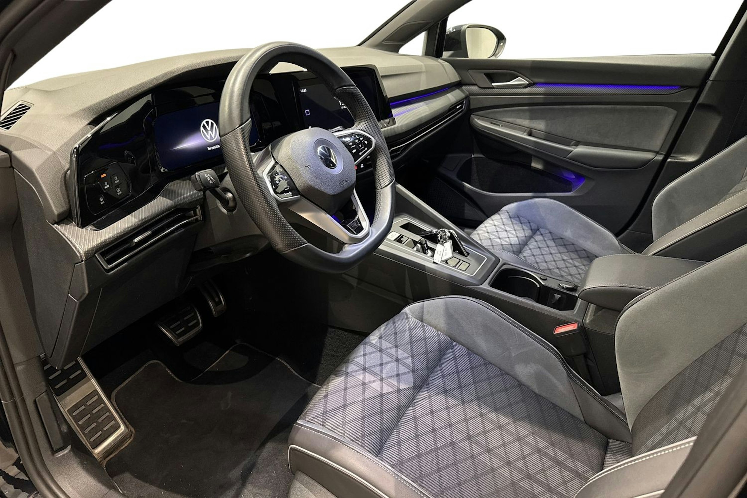 musta Volkswagen Golf 2022 kuva 7.