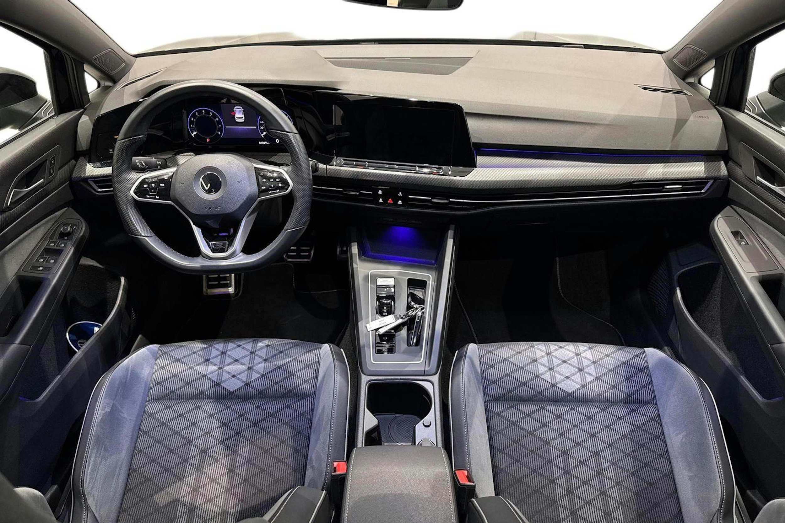 musta Volkswagen Golf 2022 kuva 9.