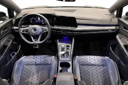 musta Volkswagen Golf 2022 kuva 9.