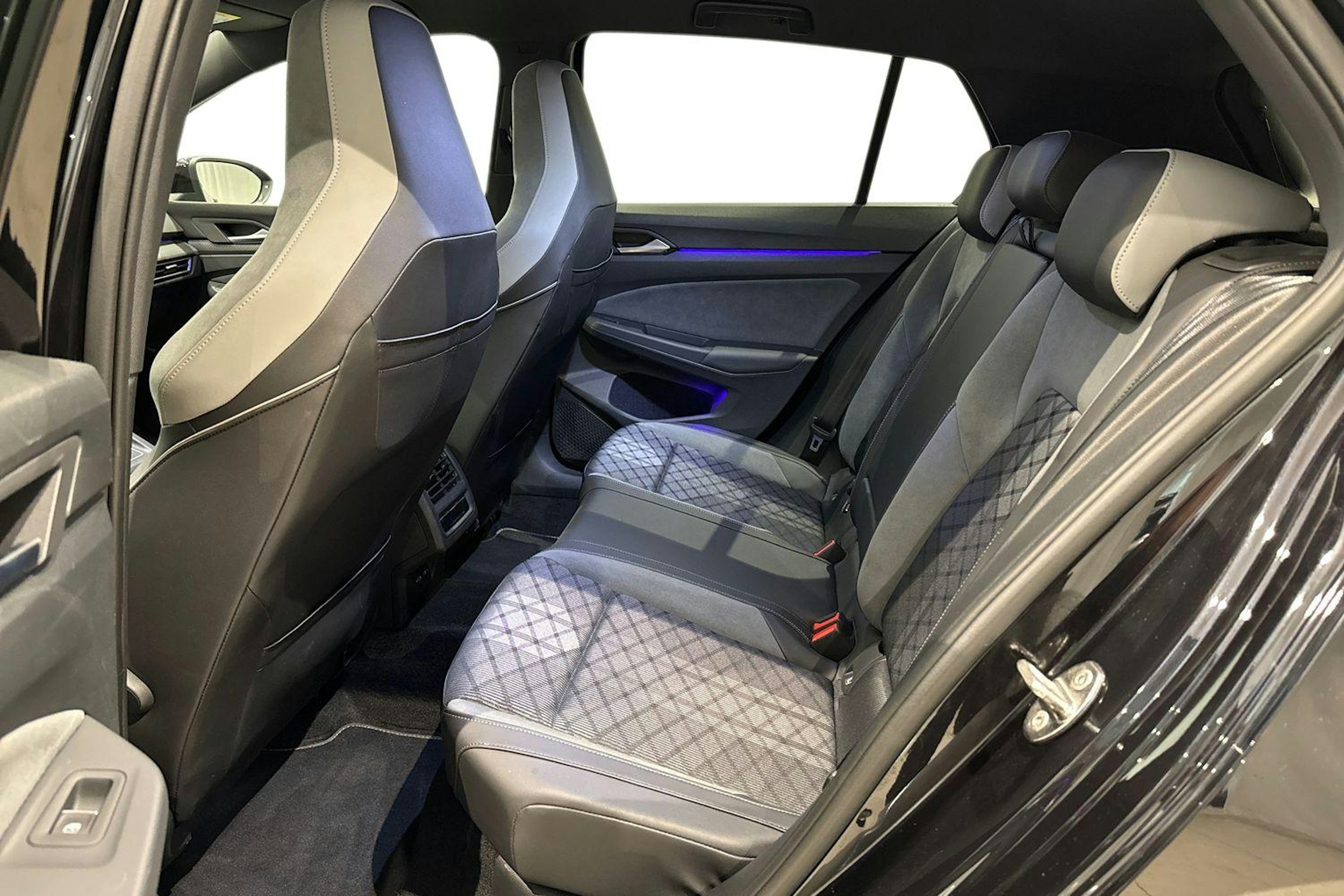 musta Volkswagen Golf 2022 kuva 10.