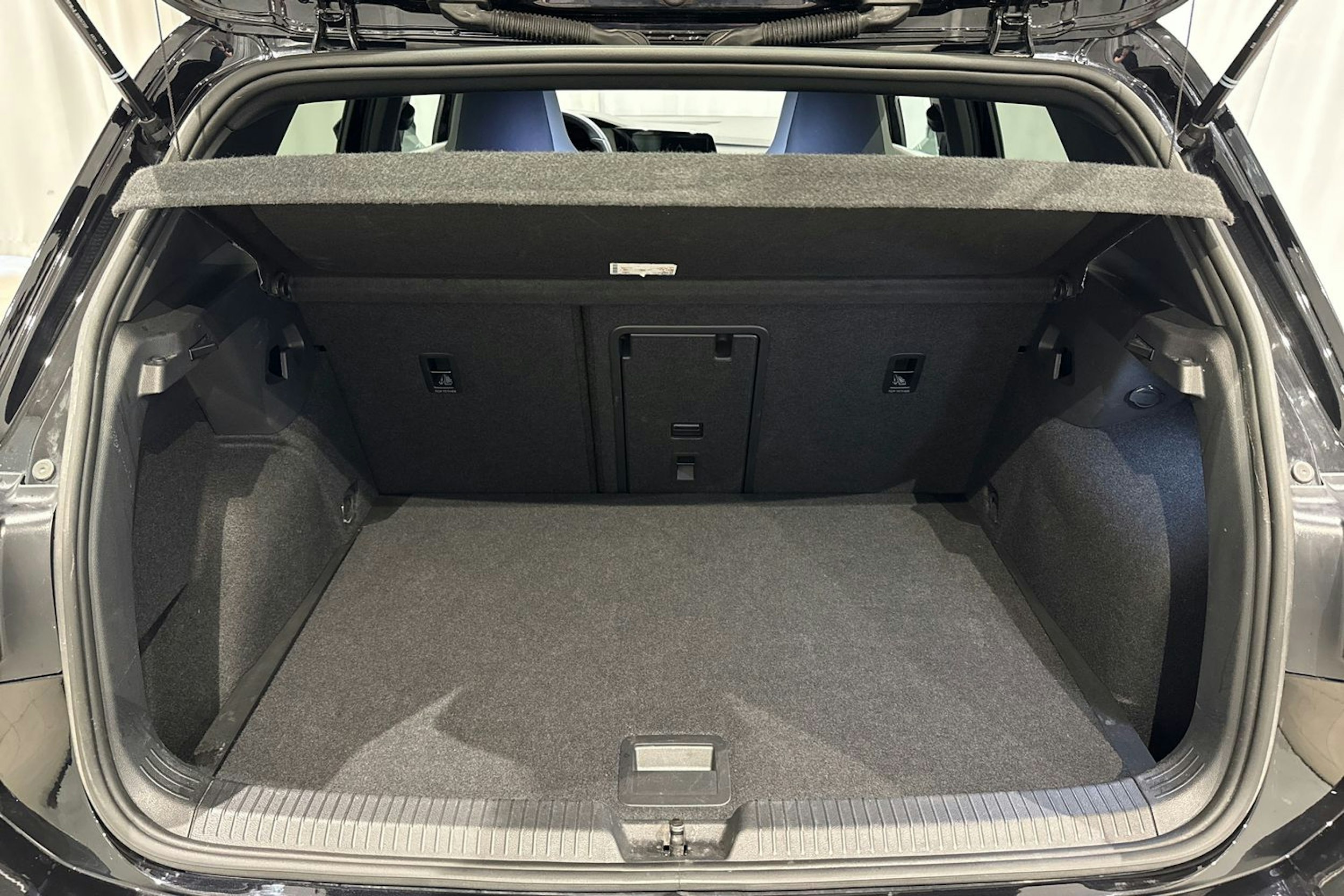 musta Volkswagen Golf 2022 kuva 14.