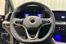 musta Volkswagen Golf 2022 kuva 15.
