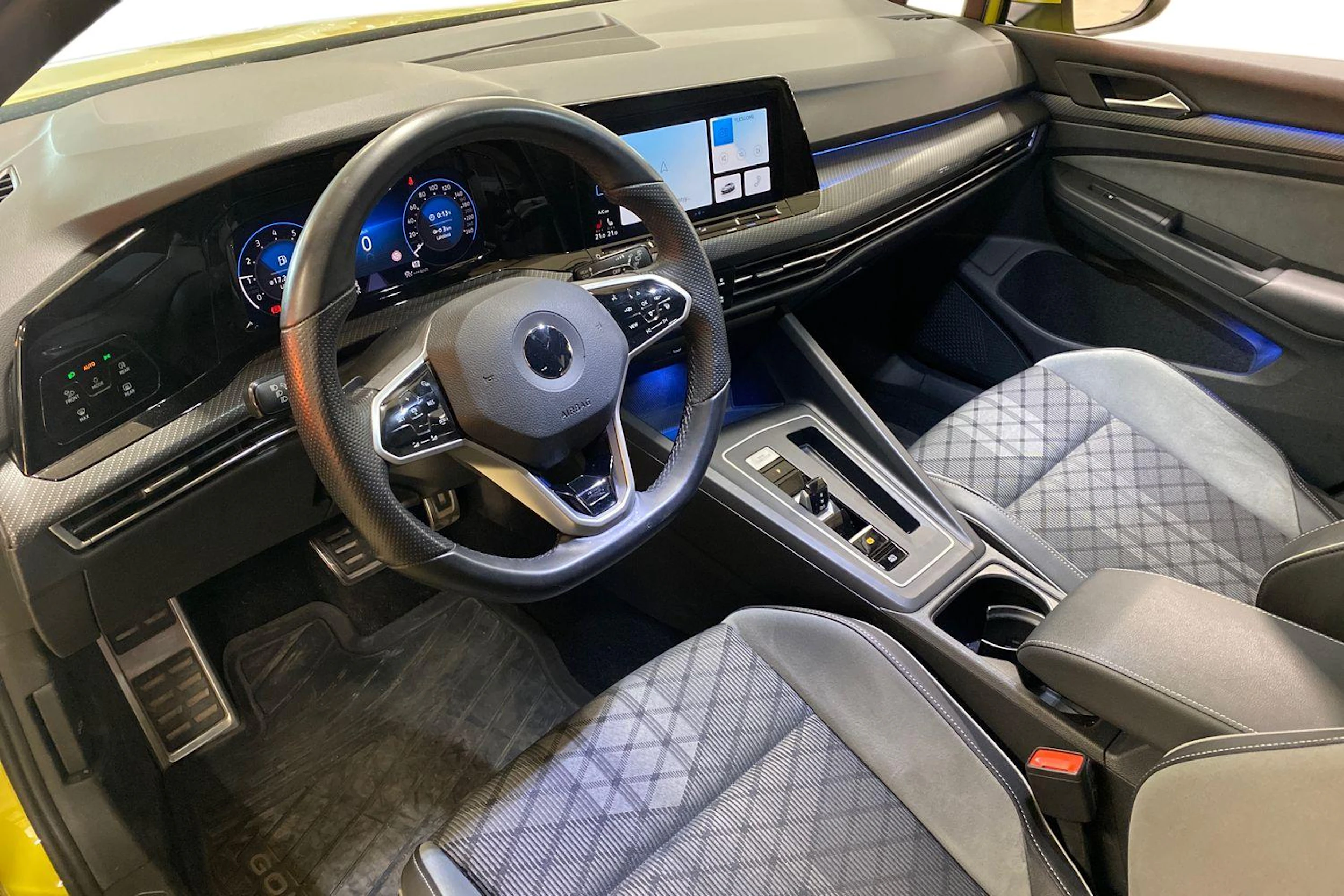 keltainen Volkswagen Golf 2022 kuva 3.