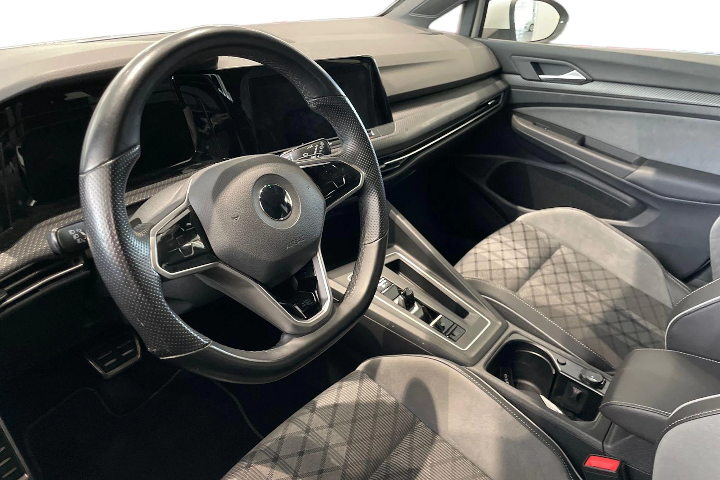valkoinen Volkswagen Golf 2022 kuva 6.
