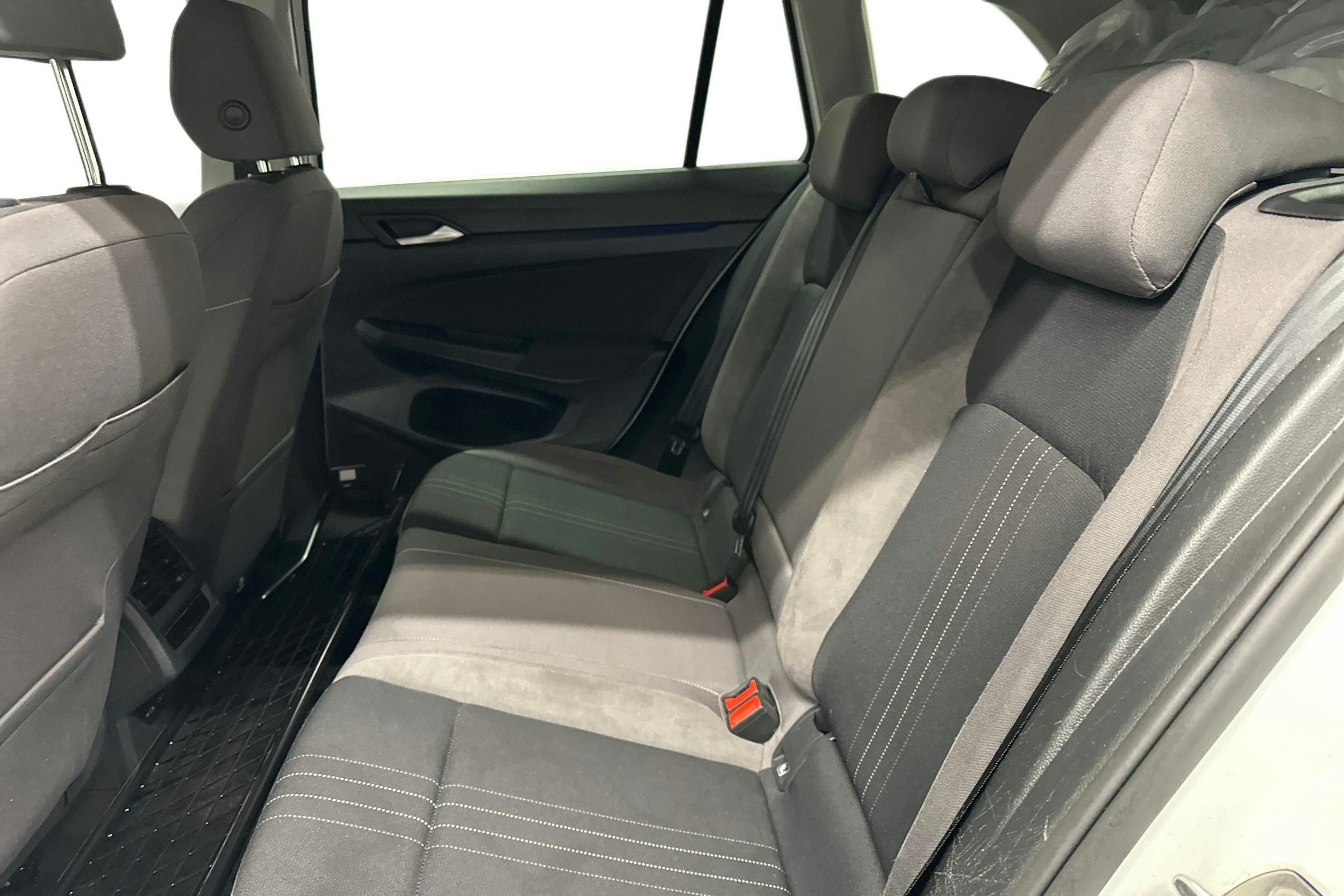 valkoinen Volkswagen Golf 2022 kuva 10.