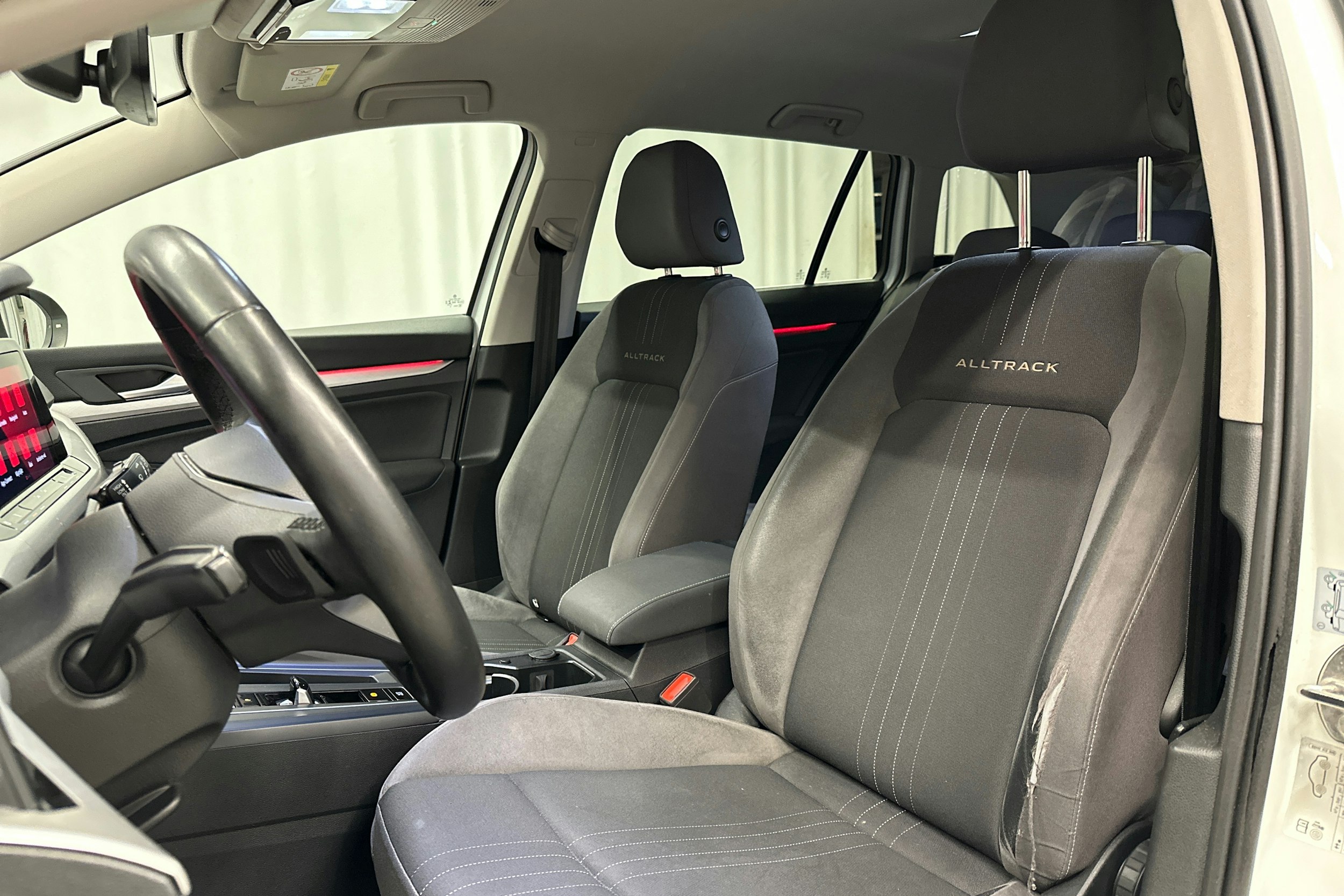 valkoinen Volkswagen Golf 2022 kuva 27.