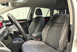 valkoinen Volkswagen Golf 2022 kuva 27.