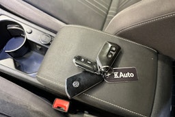 valkoinen Volkswagen Golf 2022 kuva 28.