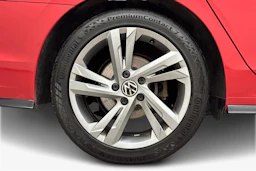 punainen Volkswagen Golf 2022 kuva 9.