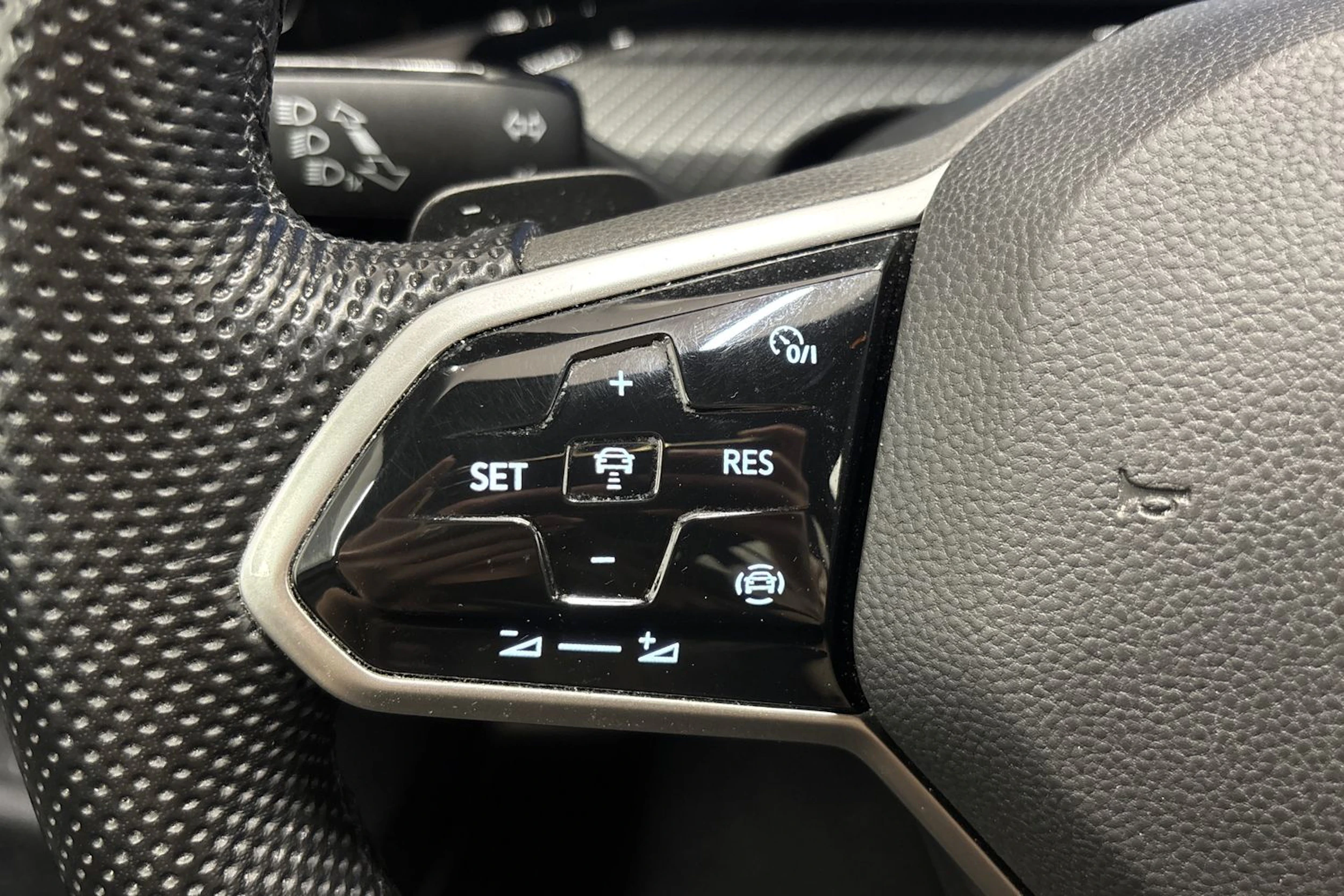 punainen Volkswagen Golf 2022 kuva 13.