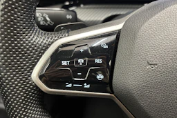 punainen Volkswagen Golf 2022 kuva 13.