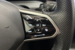 punainen Volkswagen Golf 2022 kuva 14.