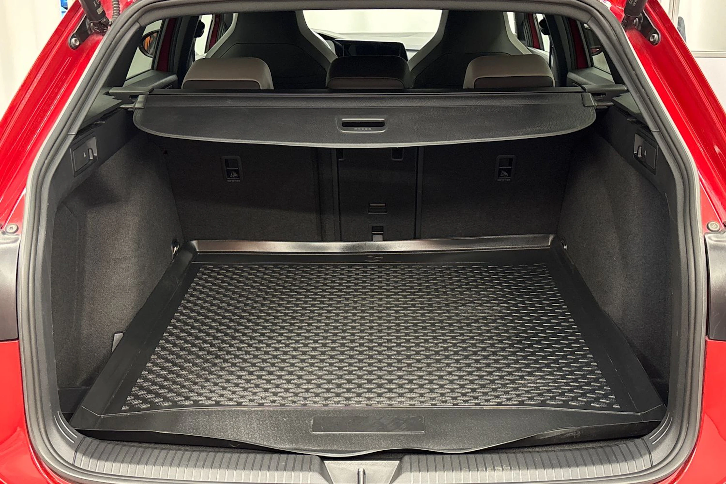 punainen Volkswagen Golf 2022 kuva 20.