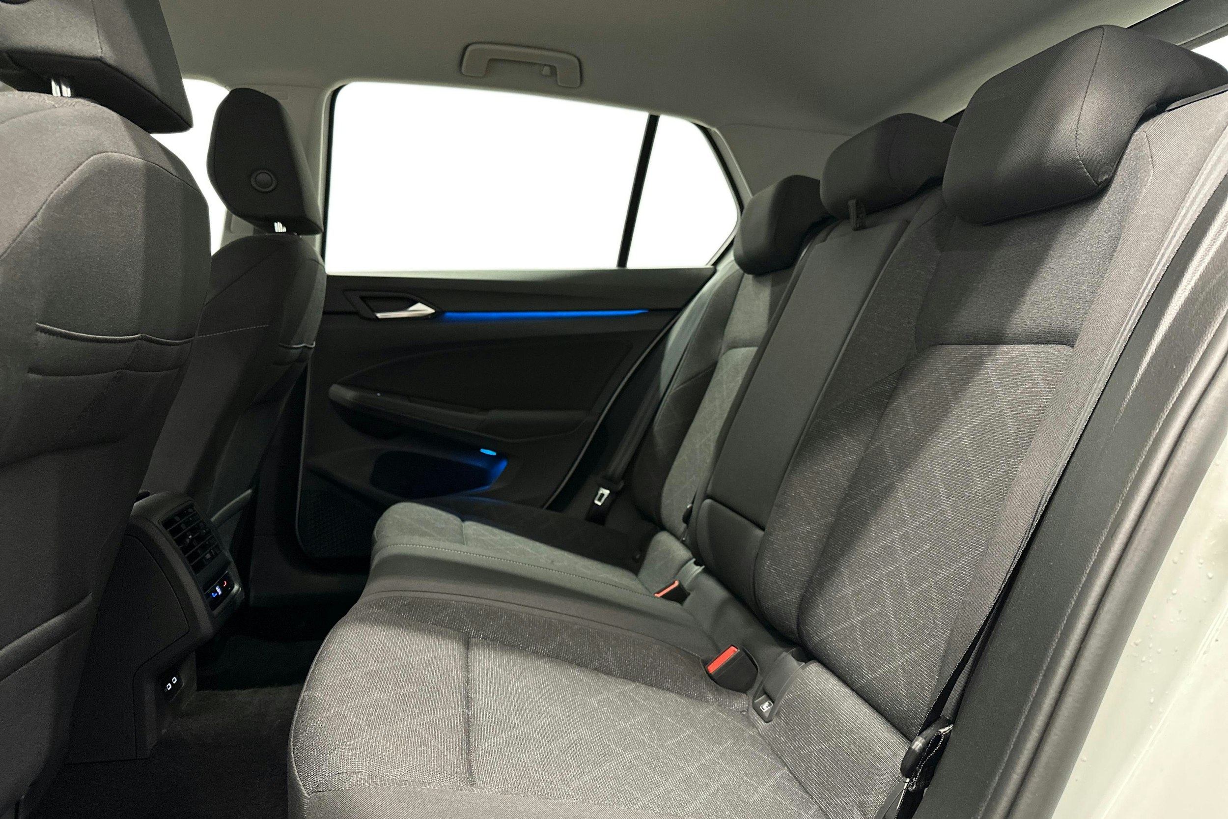 valkoinen Volkswagen Golf 2022 kuva 10.