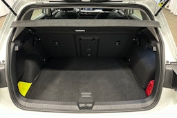 valkoinen Volkswagen Golf 2022 kuva 14.