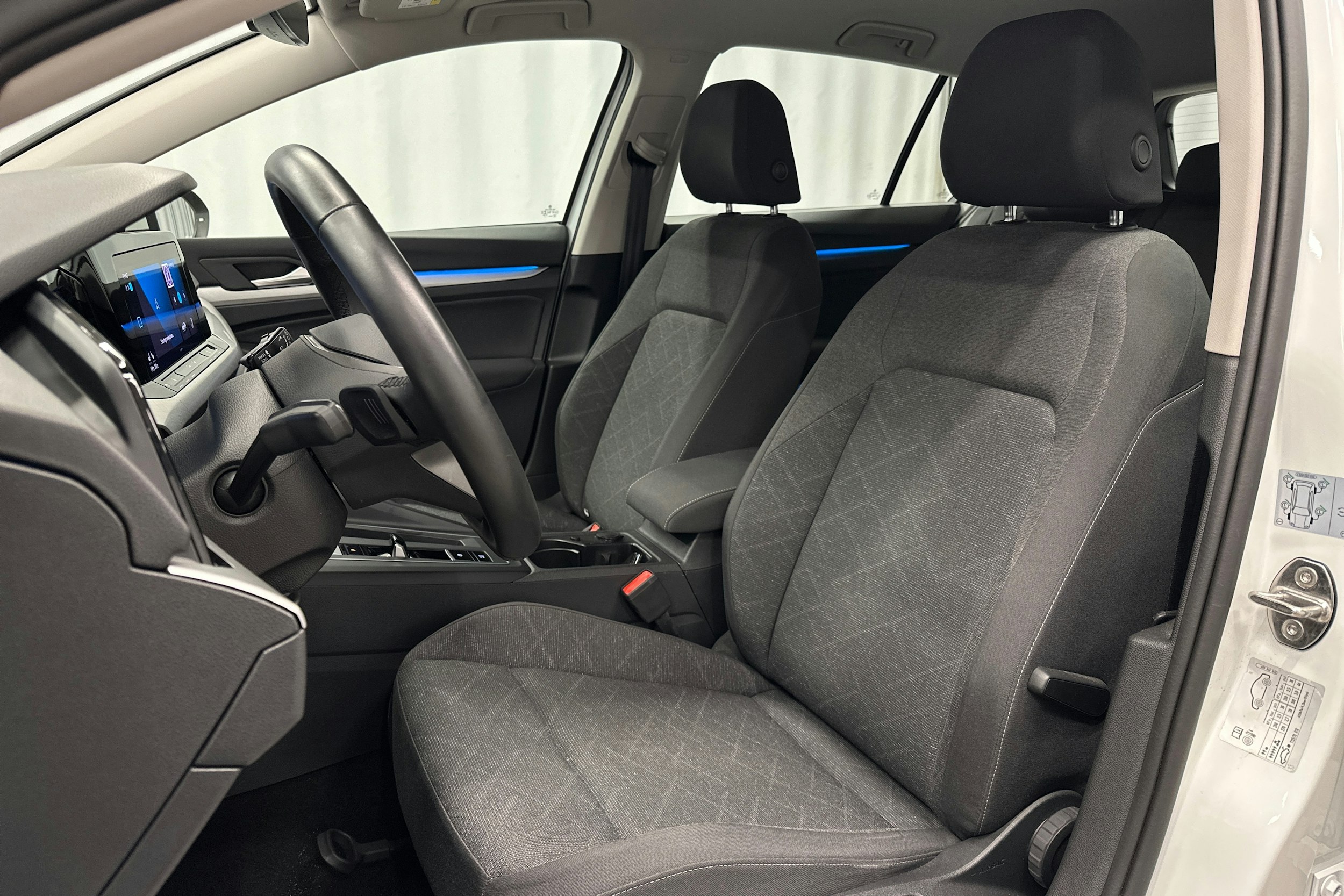 valkoinen Volkswagen Golf 2022 kuva 16.