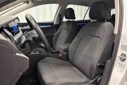 valkoinen Volkswagen Golf 2022 kuva 16.