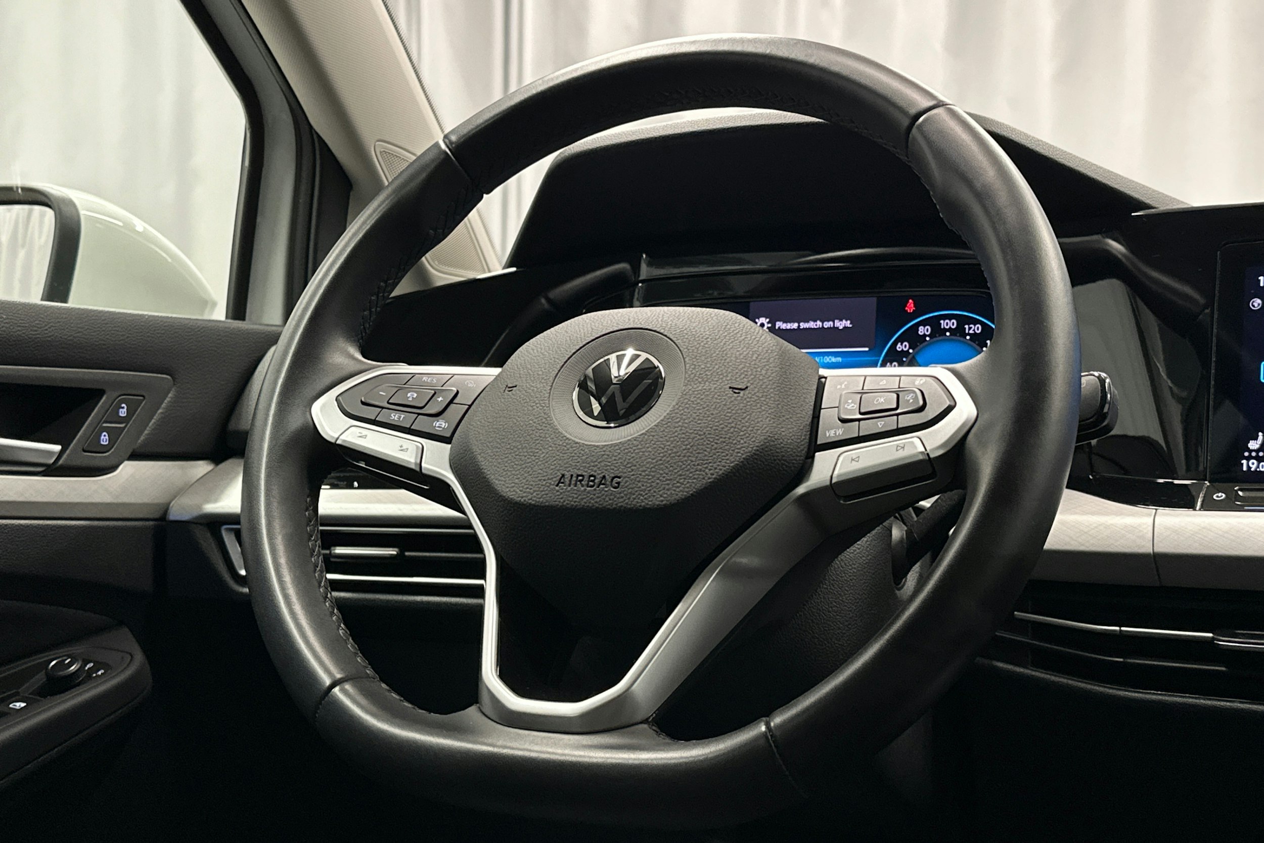 valkoinen Volkswagen Golf 2022 kuva 17.