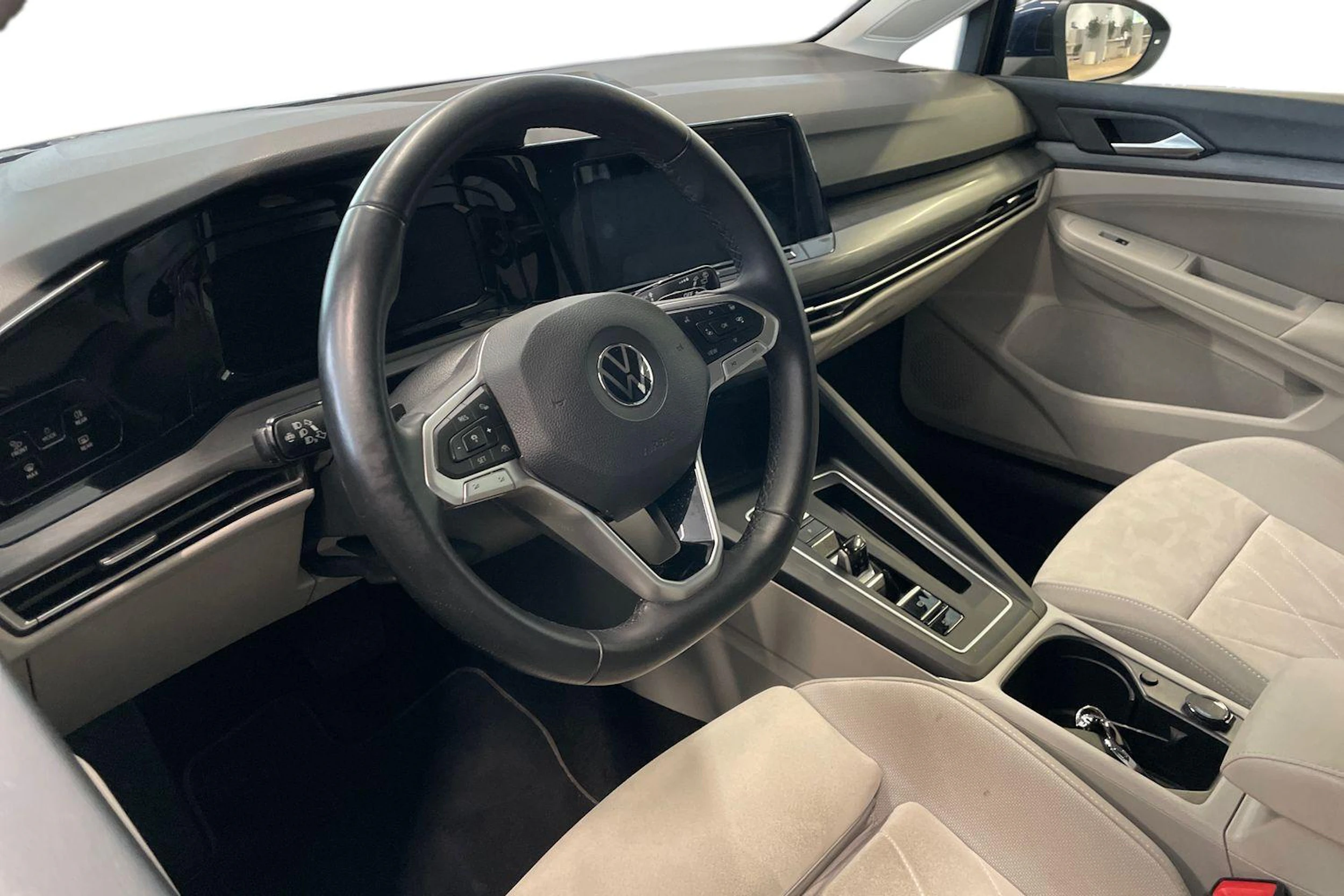 sininen Volkswagen Golf 2022 kuva 6.