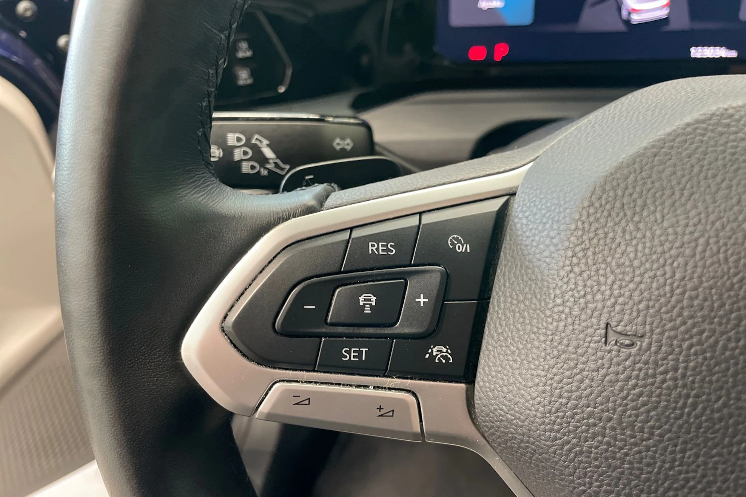 sininen Volkswagen Golf 2022 kuva 14.