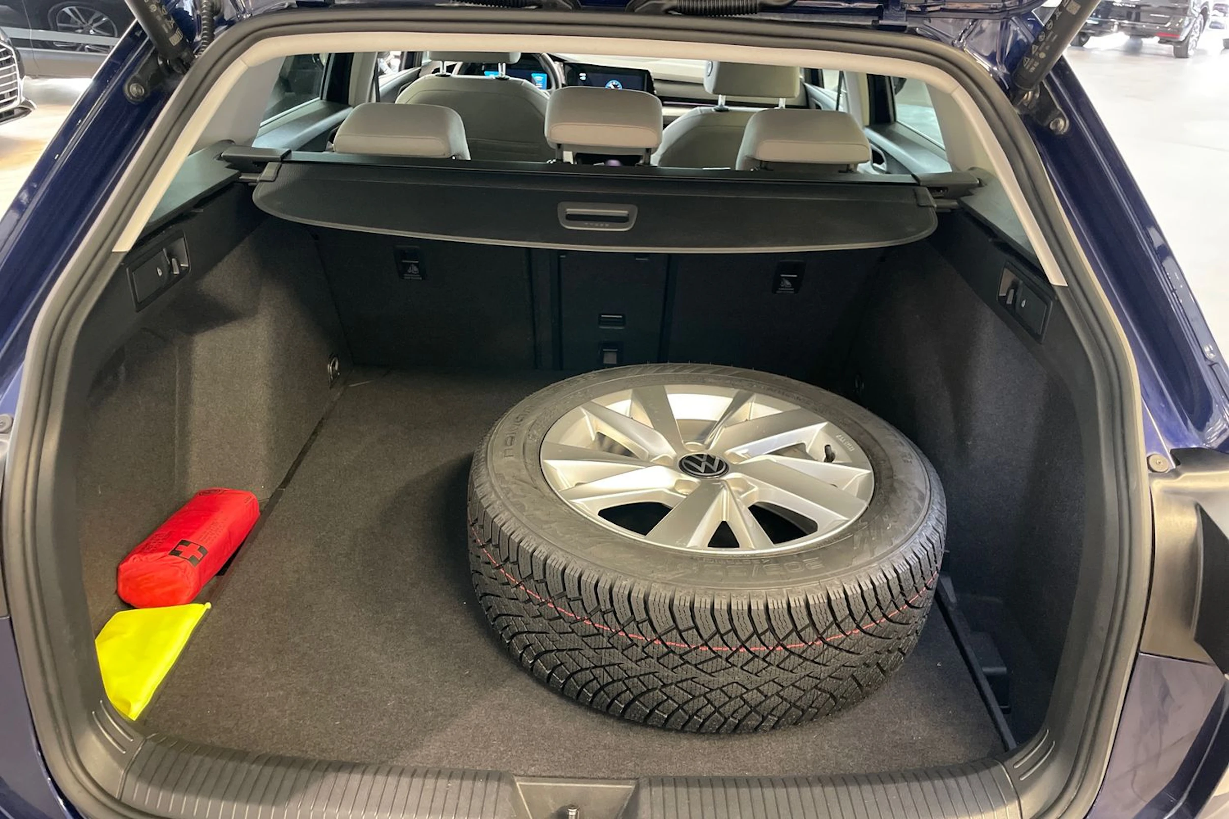 sininen Volkswagen Golf 2022 kuva 17.