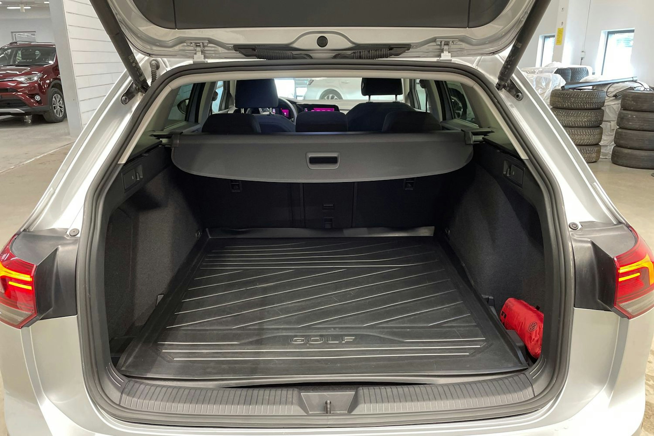harmaa Volkswagen Golf 2022 kuva 15.