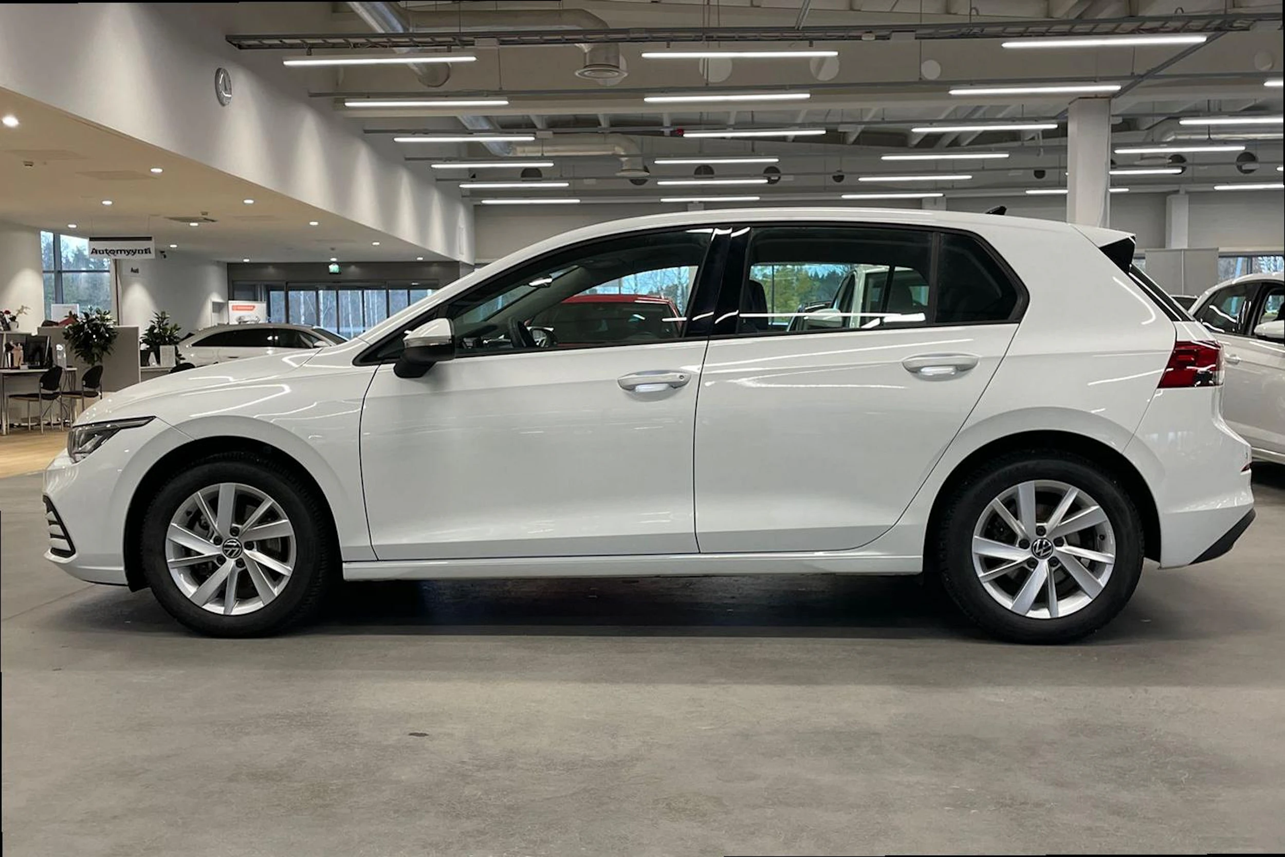 valkoinen Volkswagen Golf 2022 kuva 7.