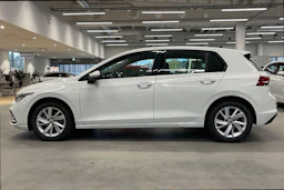 valkoinen Volkswagen Golf 2022 kuva 7.