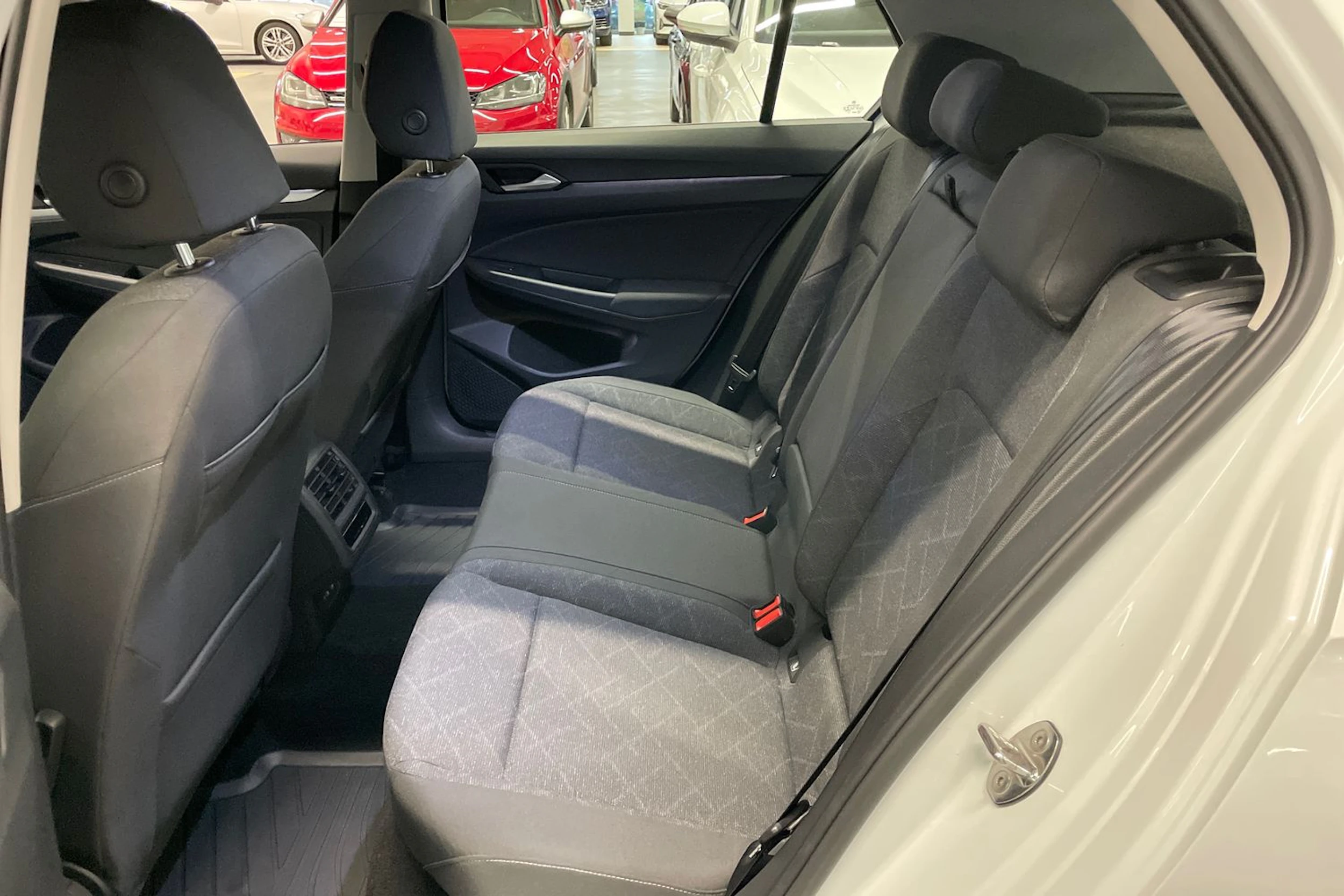 valkoinen Volkswagen Golf 2022 kuva 11.