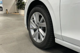 valkoinen Volkswagen Golf 2022 kuva 13.