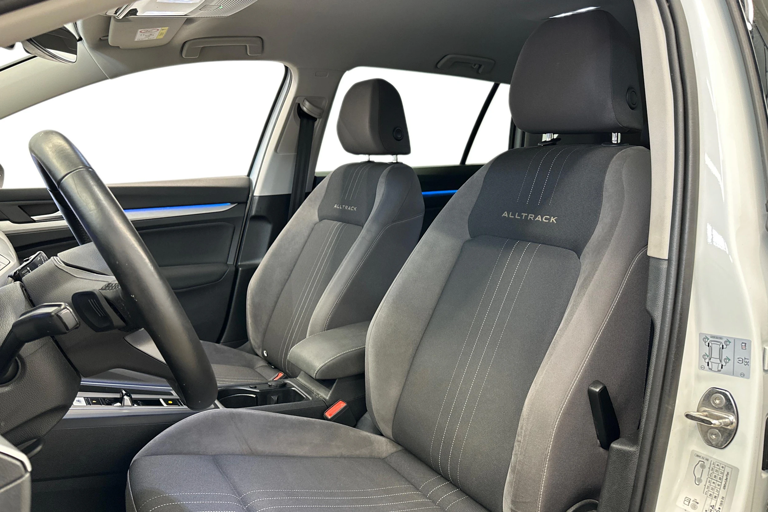 valkoinen Volkswagen Golf 2022 kuva 6.