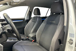 valkoinen Volkswagen Golf 2022 kuva 6.