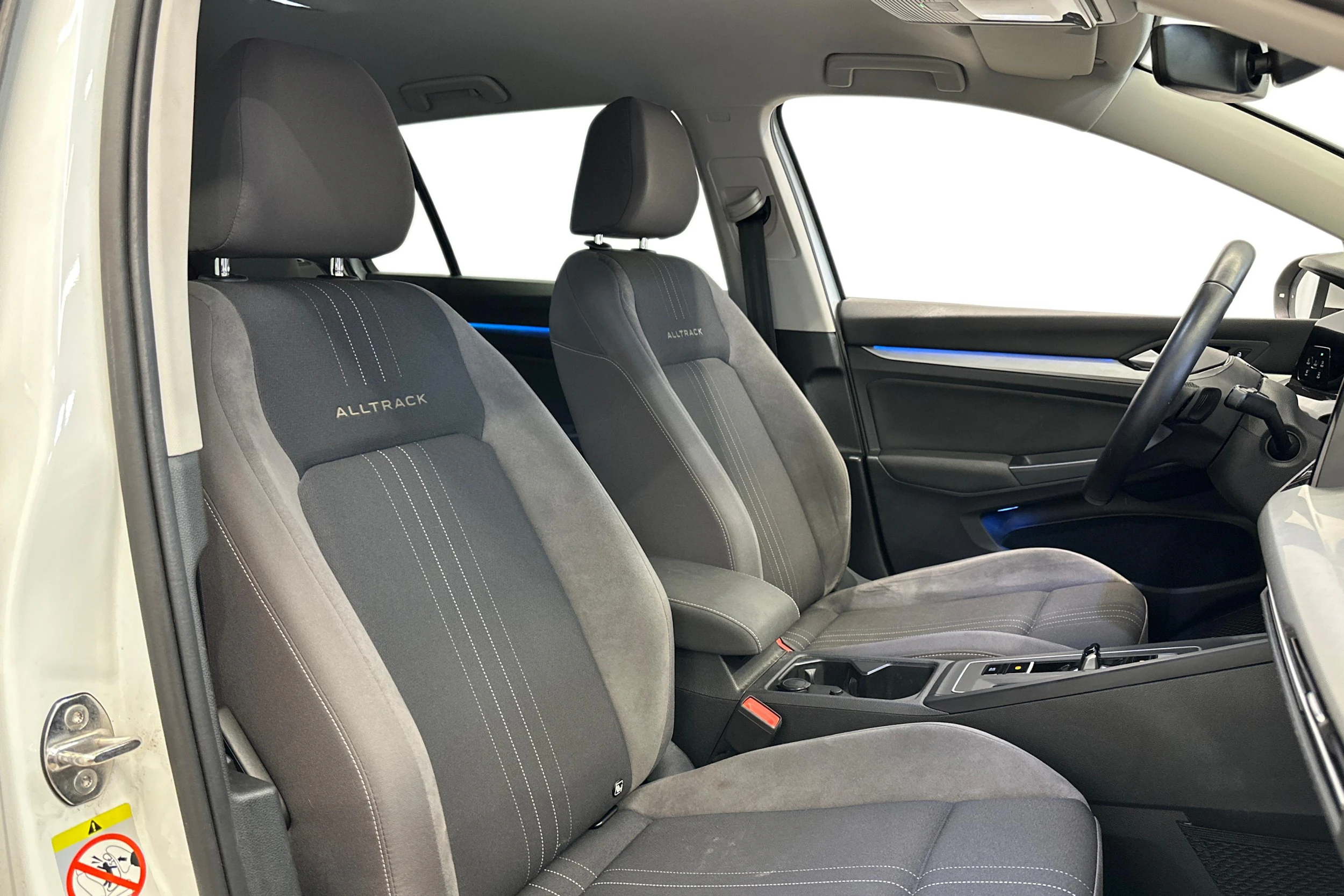 valkoinen Volkswagen Golf 2022 kuva 7.