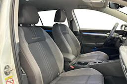 valkoinen Volkswagen Golf 2022 kuva 7.
