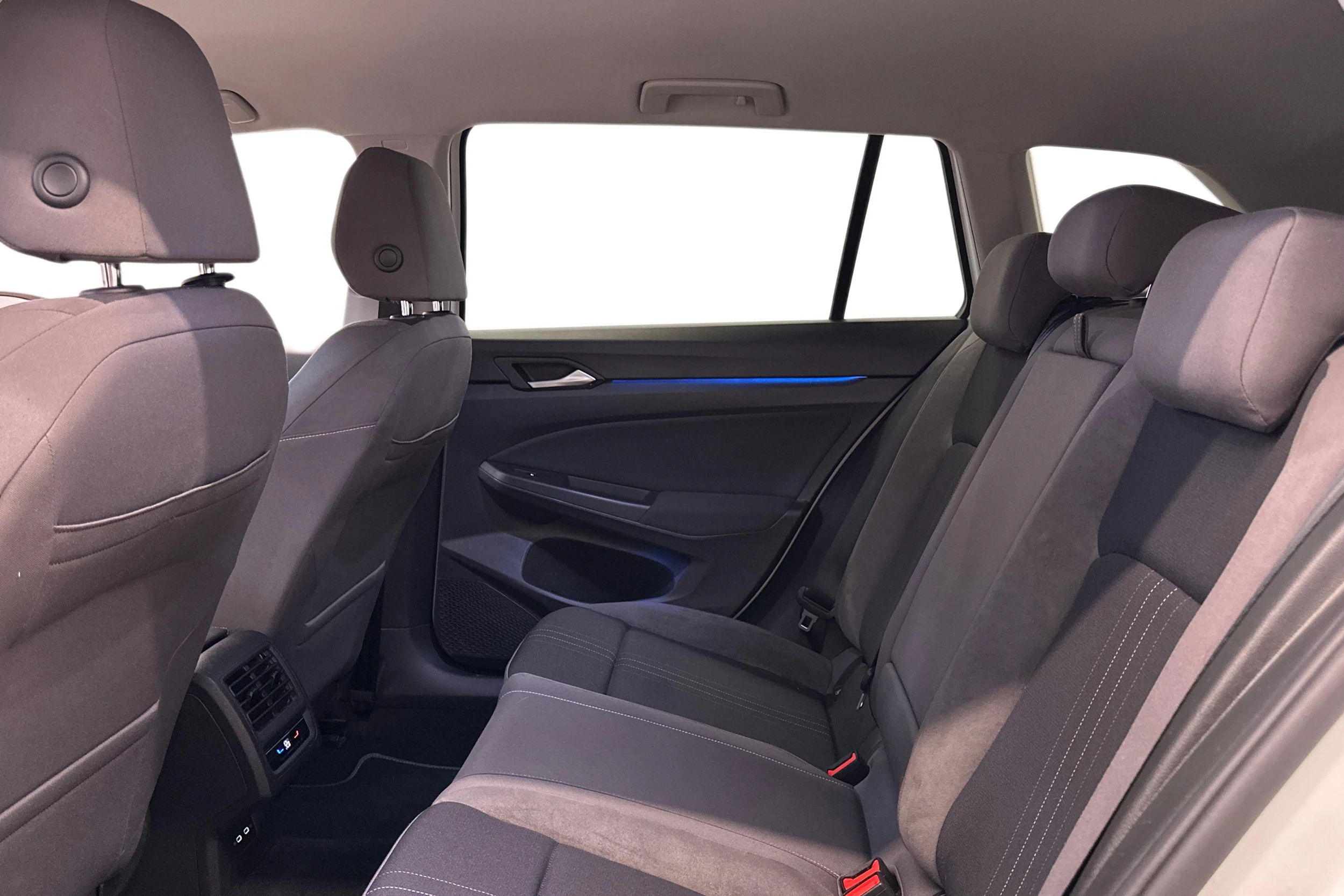 valkoinen Volkswagen Golf 2022 kuva 8.