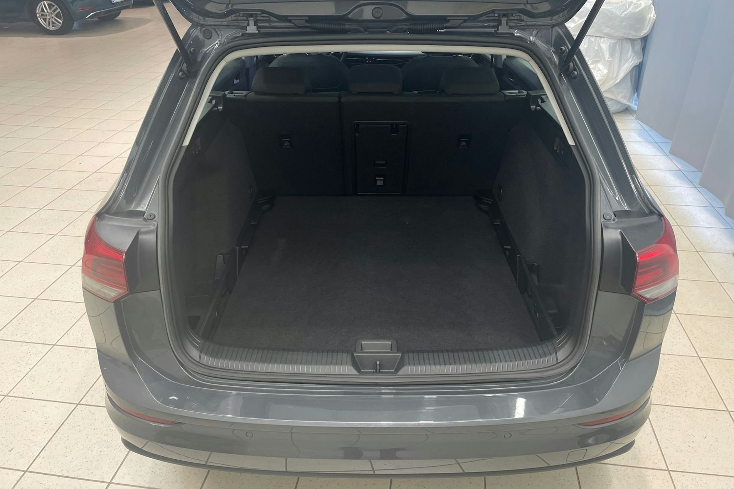 Harmaa Volkswagen Golf 2022 kuva 16.