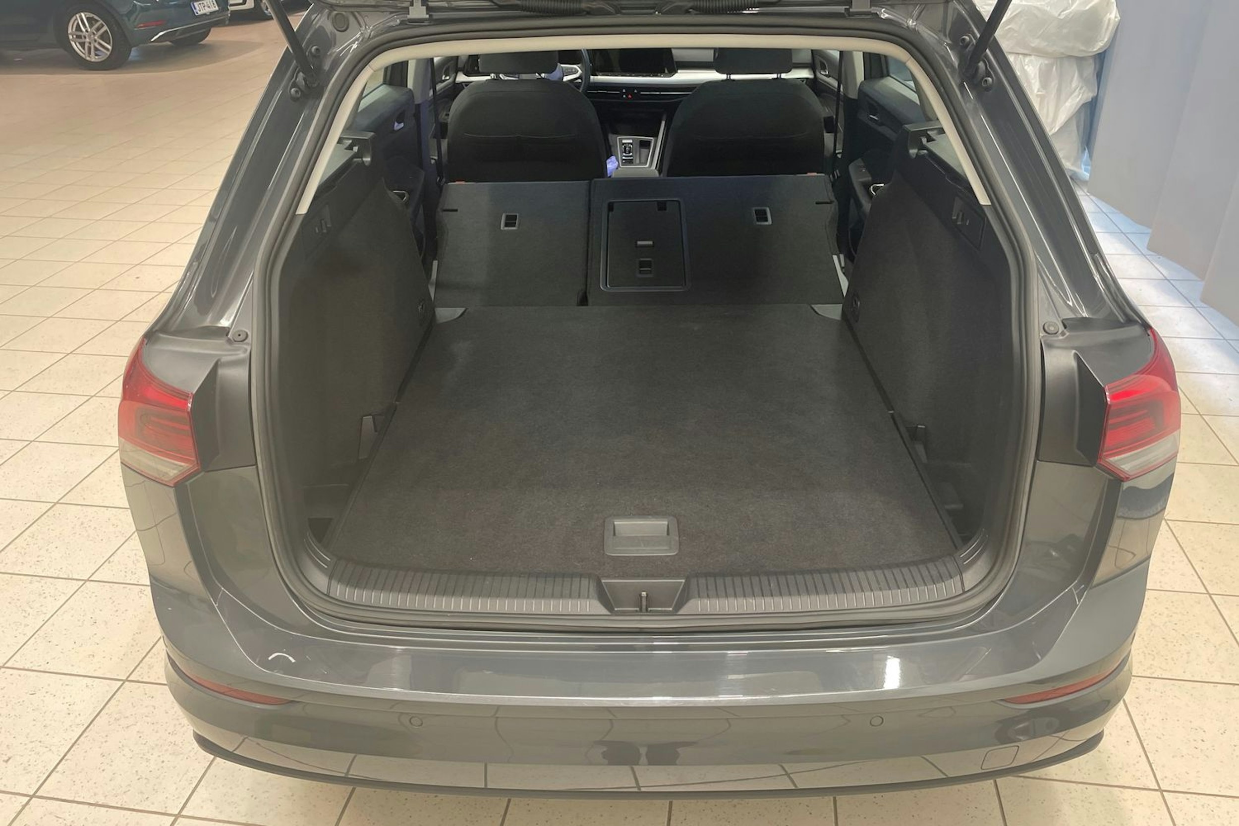 Harmaa Volkswagen Golf 2022 kuva 17.