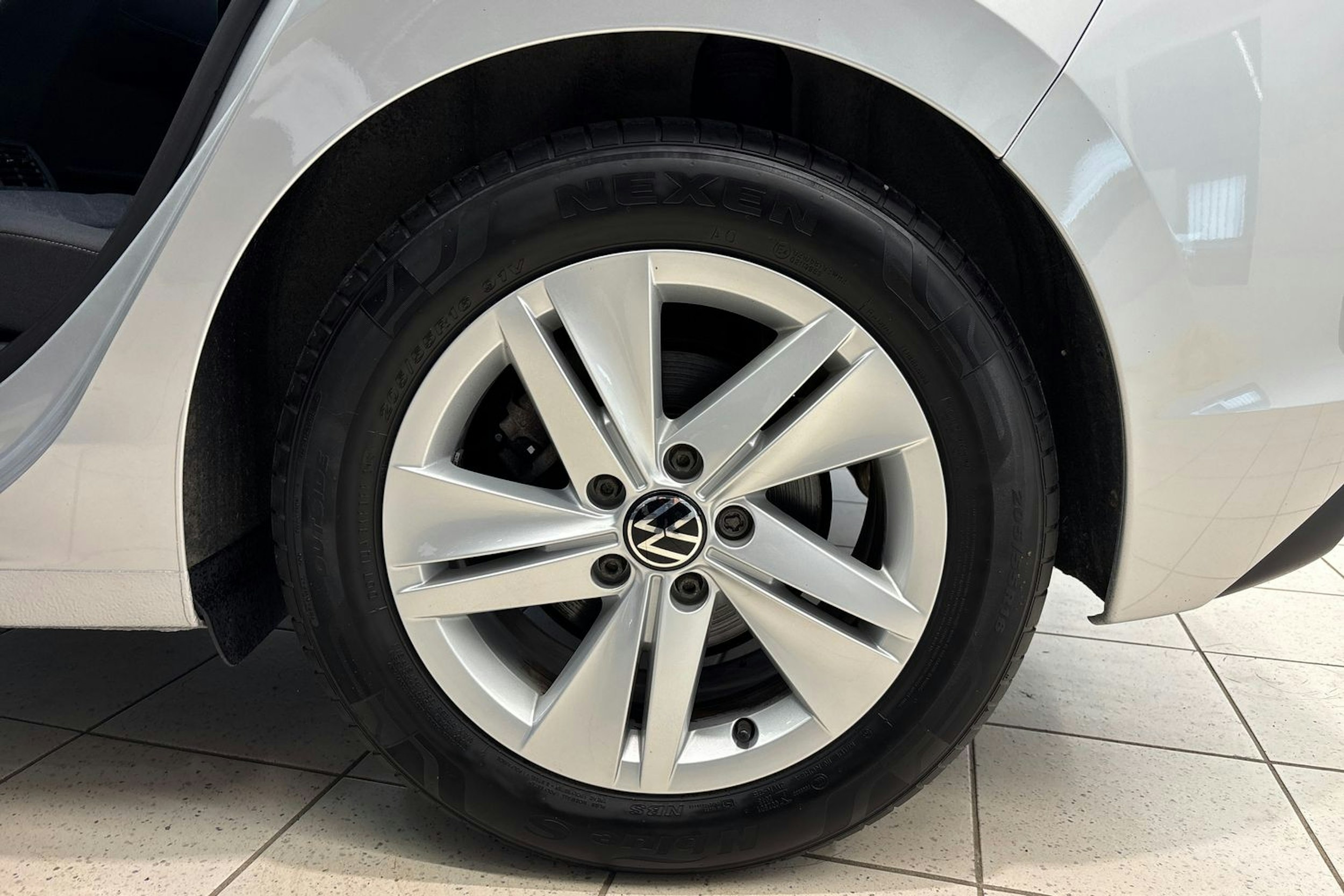 met. harmaa Volkswagen Golf 2022 kuva 11.