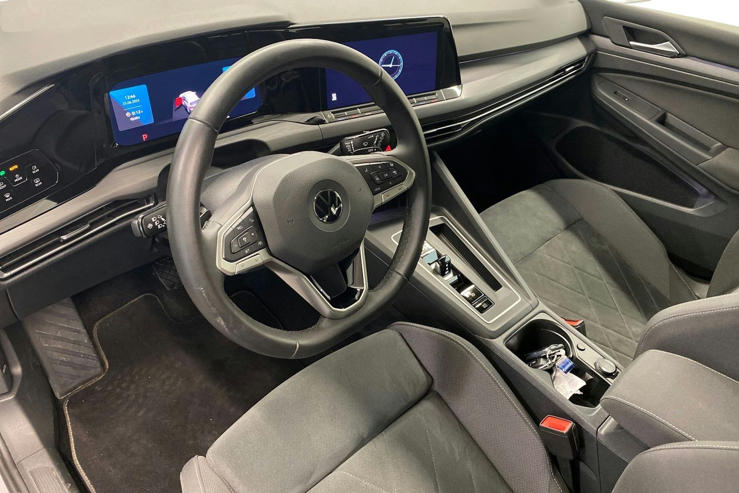 harmaa Volkswagen Golf 2022 kuva 7.