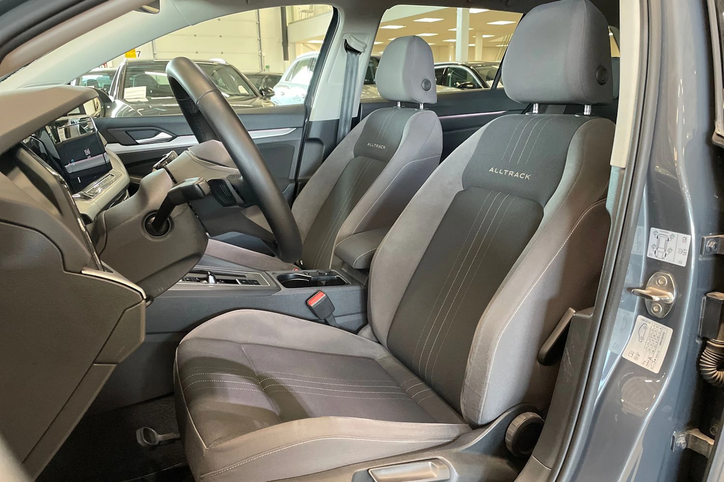 harmaa Volkswagen Golf 2022 kuva 11.