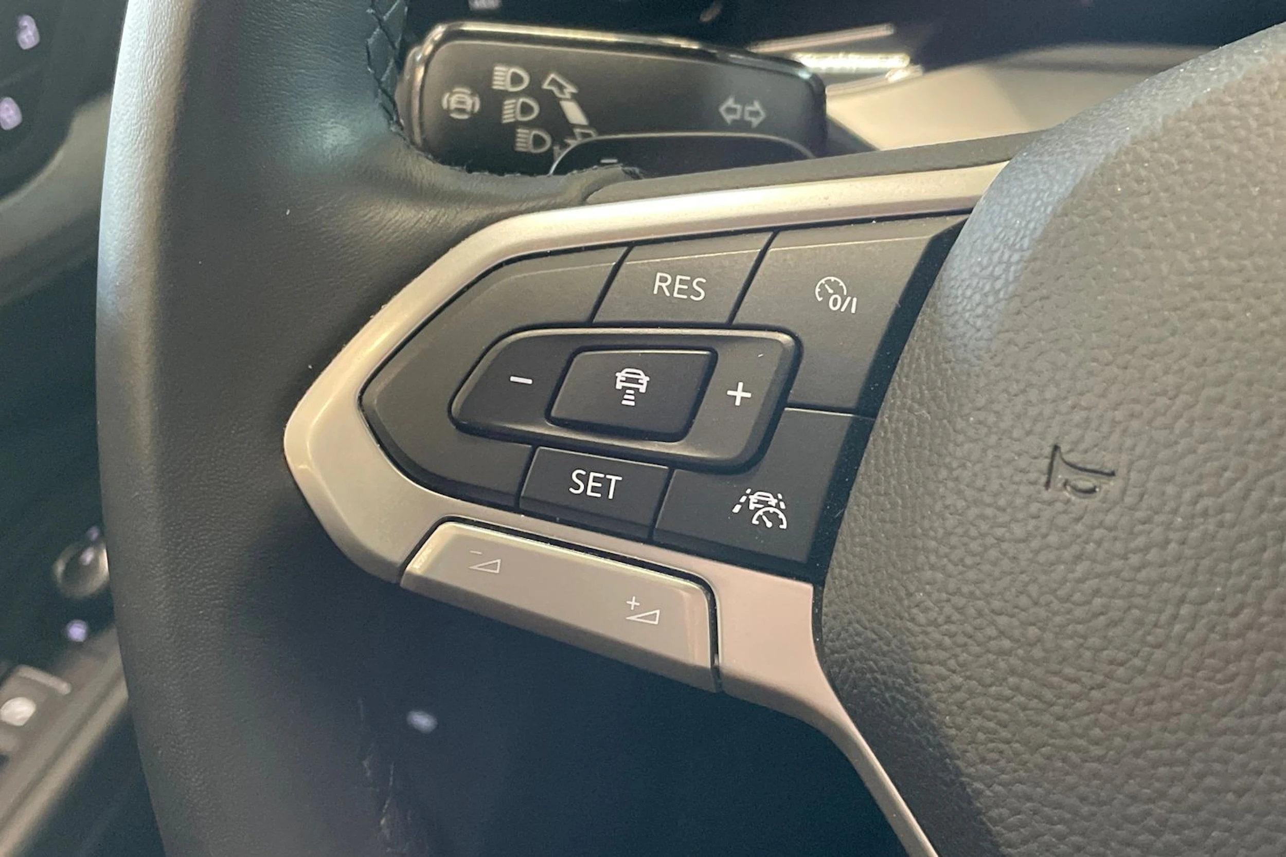 harmaa Volkswagen Golf 2022 kuva 16.