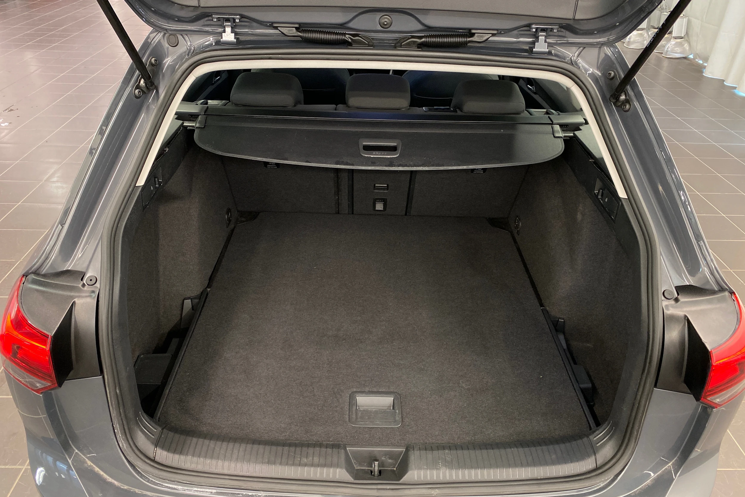 harmaa Volkswagen Golf 2022 kuva 15.