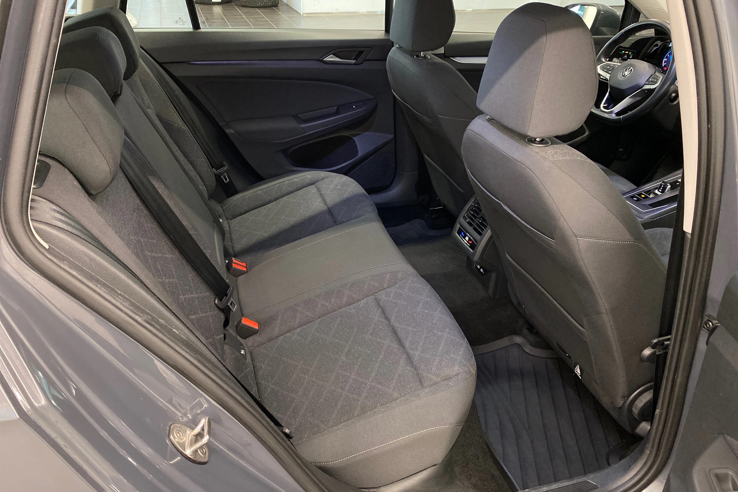 harmaa Volkswagen Golf 2022 kuva 16.