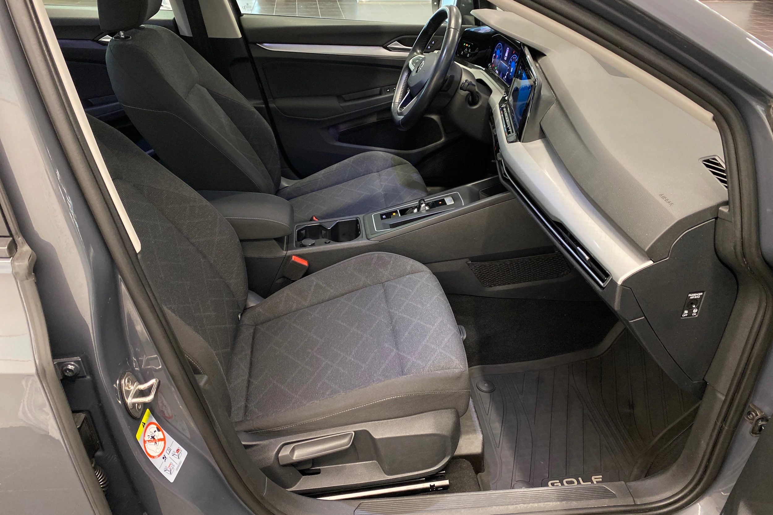 harmaa Volkswagen Golf 2022 kuva 17.