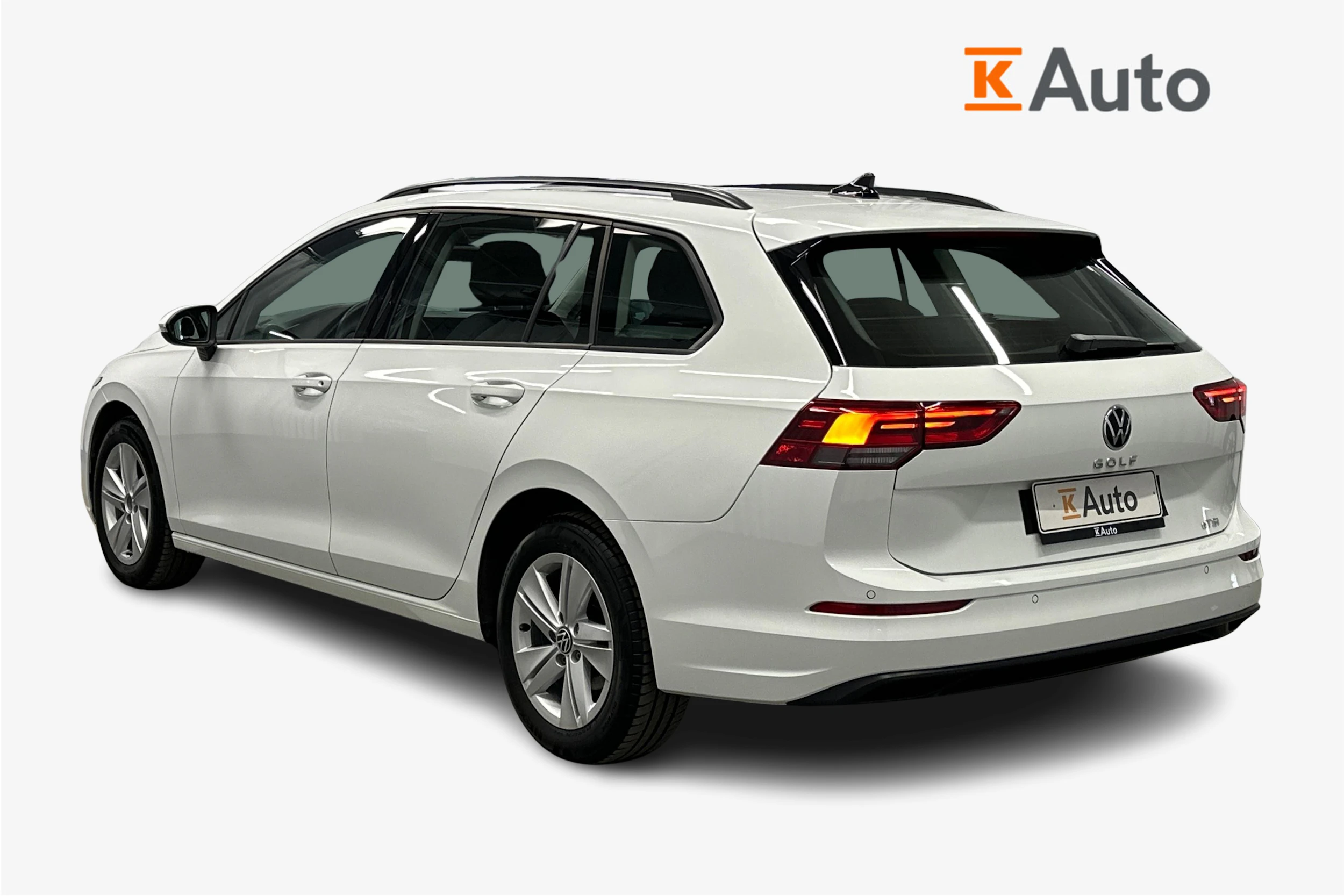 valkoinen Volkswagen Golf 2023 kuva 3.