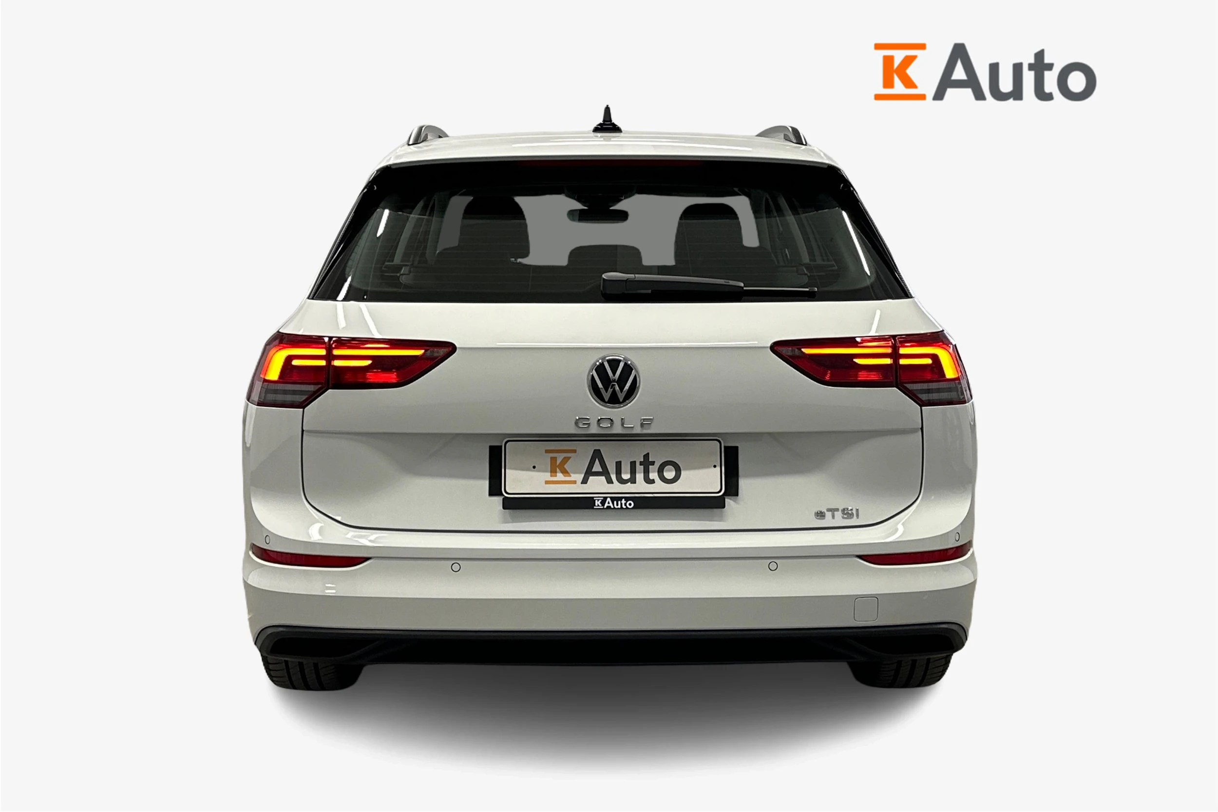 valkoinen Volkswagen Golf 2023 kuva 4.